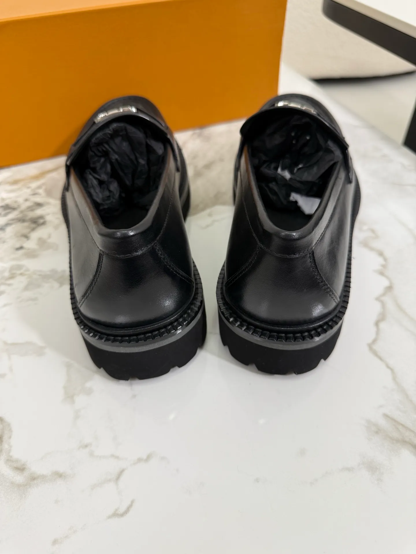 [L Family] Top P: 800💰 ▪️Size: 39-44 (38.45 custom-made) The top male god leather shoes Lv series are sold at the same time with original factory configuration, original cowhide fabric imported from Italy, soft and comfortable, imported water-dyed cow lining, soles: original ultra-light French foam outsole super comfortable, original factory with single goods 🔍🔍high quality, can be entered and exited at will, welcome to compare and synchronize.